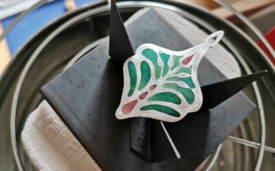 Champlevé enameling – The chemistry of glass with metal