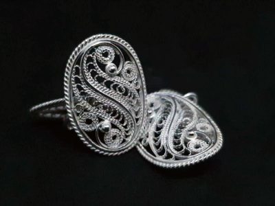 Women's buttons in the filigree technique