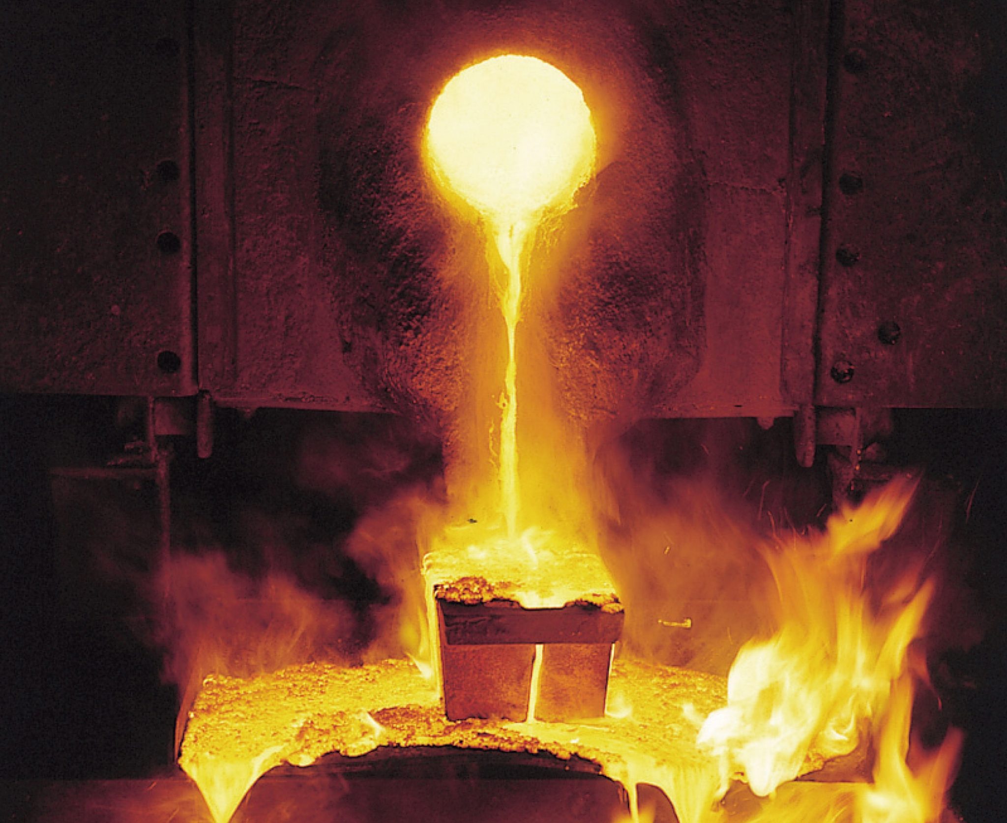 Ce este metal clay - Melting into ingot 2048x1674 1