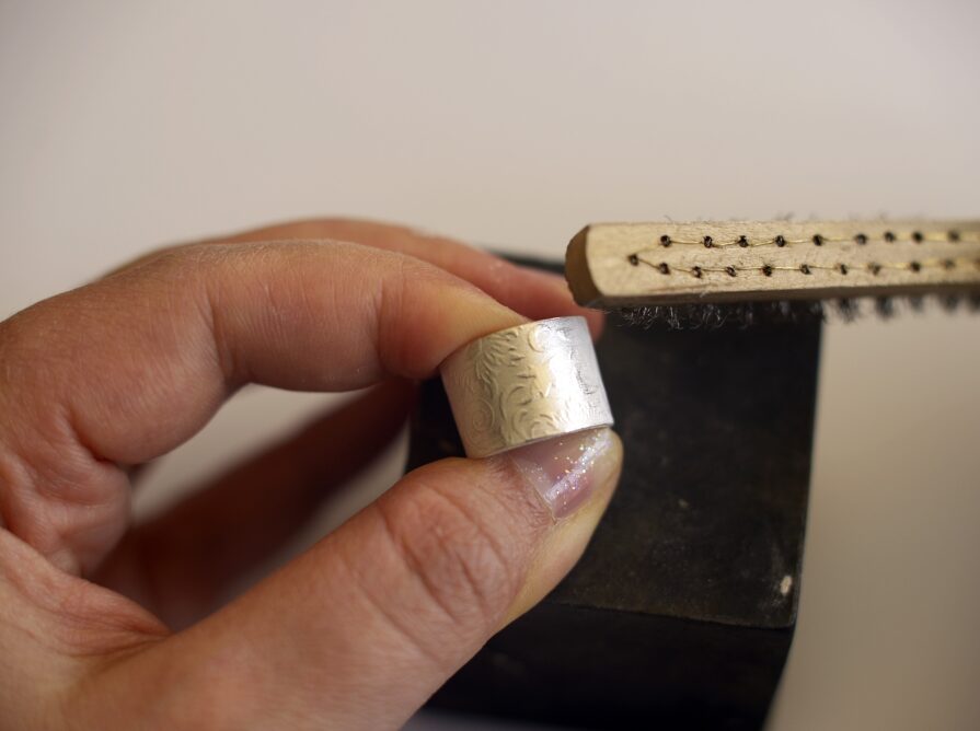 Cum se lucrează metal clay - perierea pieselor e1737469883539