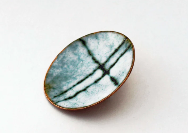 Tehnici în emailare - Sgraffito broock by Jatie Johnston UK