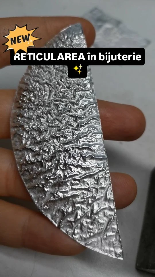 🔥 NOU la Artkimia!
Reticularea în bijuterie cu Corina Gheorghe 
Descoperă reticularea, tehnica prin care focul trezește la viața metalul, creând pliuri, riduri și texturi dramatice.

📅 Atelier intensiv • 18 octombrie• toate materialele incluse
🔗 Rezervă-ți locul aici:
https://artkimia.com/magazin/cursuri-in-atelier/traditionala/reticularea-in-bijuterie-pliuri-si-texturi-dramatice/ 

#artkimia_studio #reticulare #BijuterieArtistica #texturiExtreme #reticulation #metaltexturing