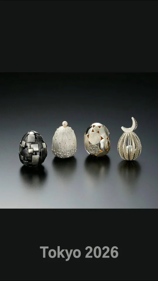 🏆 Silver Accessories Contest 2026 – Câștigătorii premiilor
Felicitări tuturor participanților la cea de-a 19-a ediție a concursului!
Creativitatea, rafinamentul și măiestria voastră continuă să inspire lumea bijuteriei metal clay.

👏 Suntem deosebit de mândri că România se află printre participanți și că două lucrări au primit Mențiuni Onorifice.
Toate piesele vor fi expuse la Tokyo Metropolitan Theatre, în inima capitalei Japoniei, între 7 și 12 ianuarie 2026, o recunoaștere frumoasă pentru artiștii care duc mai departe pasiunea pentru bijuterie la nivel internațional. 🇷🇴✨

#SAC2026 #SilverAccessoriesContest #BijuterieContemporană #MetalClay #JewelryDesign #artkimia_studio