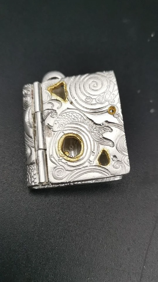 🔮✨ Există ceva profund misterios într-un locket. Un spațiu ascuns. O poveste închisă între straturi.
La acest curs, am explorat potențialul tehnic și simbolic al medalioanelor din silver clay, piese cu articulații mobile, sisteme de închidere, texturi care invită la atingere un strop de aur și un interior care poate ascunde un simbol, un mesaj sau.. o fotografie. 

Acum, când toamna se retrage încet și încă plutește în aer misterul, aceste piese pot fi amulete protectoare, 
Fiecare ascunde mai mult decât metal.
Un secret. O dorință. O amprentă a celui care le-a creat.

🖤 Tu ce ai purta aproape de inimă?

#bijuteriecontemporana #locket #medalionargint #metalclayromania #cursartkimia #bijuteriecuinteles #amuleta