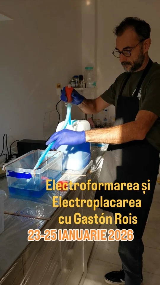 Gastón Rois revine la Artkimia
 Electroformare și Placare în Bijuteria Contemporană
23–25 IANUARIE 2026 | Artkimia Studio

Descoperă două tehnici spectaculoase cu aplicabilitate nelimitată în bijuteria contemporană, alături de unul dintre cei mai experimentați specialiști europeni în galvanoplastie – Gastón Rois.

🔧 Electroformare – 23–24 ianuarie (2 zile)
Transformăm materiale organice, minerale, sintetice sau textile în obiecte metalice din cupru, cu volum si textură.
✔ Ideal pentru începători, bijutieri, emailatori, designeri, artiști plastici
✔ Aduci propriile materiale pentru testare
✔ Totul inclus – echipamente, materiale + suport PDF complet

✨ Electroplacare cu aur și argint – 25 ianuarie (1/2 zi)
Înveți cum să depui un strat subțire de aur (flash) sau argint pur pe creațiile tale din cupru sau argint, cu echipamente accesibile.
✔ Tehnică simplificată, perfectă pentru serii mici
✔ Exersezi pe 2 piese proprii
✔ Primești explicații complete pentru a-ți echipa propriul atelier

🎁 OFERTĂ SPECIALĂ: Participi la ambele cursuri și primești 150 lei reducere!

📩 Înscriere și detalii aici: https://artkimia.com/magazin/cursuri-in-atelier/electroformarea-in-bijuteria-contemporana/ 
📞 Pentru întrebări, ne poți contacta direct prin mesaj privat.

Locurile sunt limitate! Rezervă-ți locul și experimentează două dintre cele mai captivante tehnici din bijuteria contemporană.
#electroforming #electroplacare #jewelrymaking