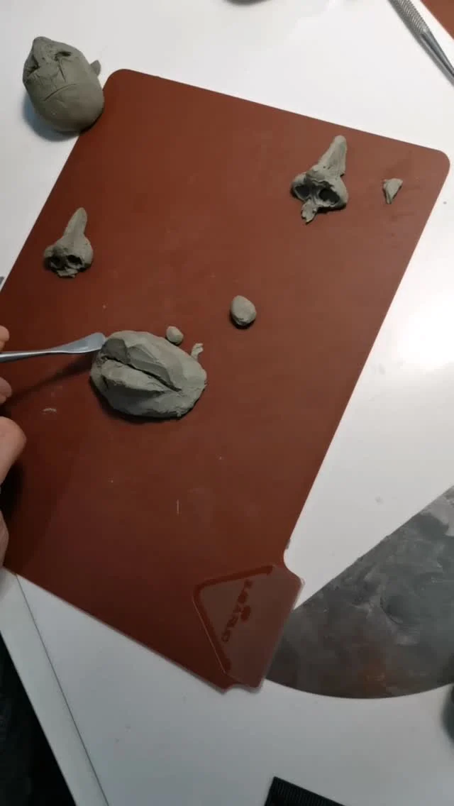 Modelajul feței umane nu este doar intuitiv sau distractiv. 
Este un proces de conștientizare a abilităților native de observare.
Oricine poate modela, ai nevoie doar de ghidaj ca să vezi ce trebuie văzut și de câteva trucuri esențiale pentru a menține proporțiile corecte. 😉#Modelaj #modeling #SculpturaInMiniatura #sculptingworkshop