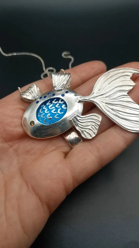 Iată cum s-a încheiat Certificare Art Clay Nivel 2
În cadrul cursului s-au aplicat și învățat tehnici diverse:
- fuziunea sticlei și pictarea ei cu argint
- gravura în metalul crud (metal clay)
- modelarea și arderea cuprului
- nituirea mai multor elemente
- keum-boo, aurirea folosind foițe de aur de 24k
#artclaysilver #Certification2 #keumboo #glassfusing