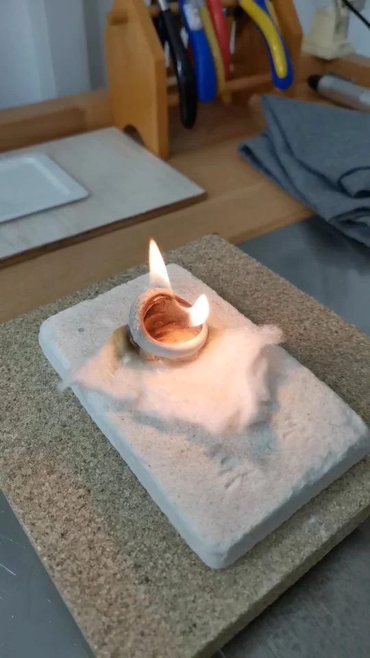 In acest weekent a avut loc cursul de inele bombate, cu volum, goale la interior.
Un curs excelent pentru cei care doresc sa creesi inele sau bijuterii mari dar foarte usoare.
#metalclay #volumerings #signetrings #artkimia_studio